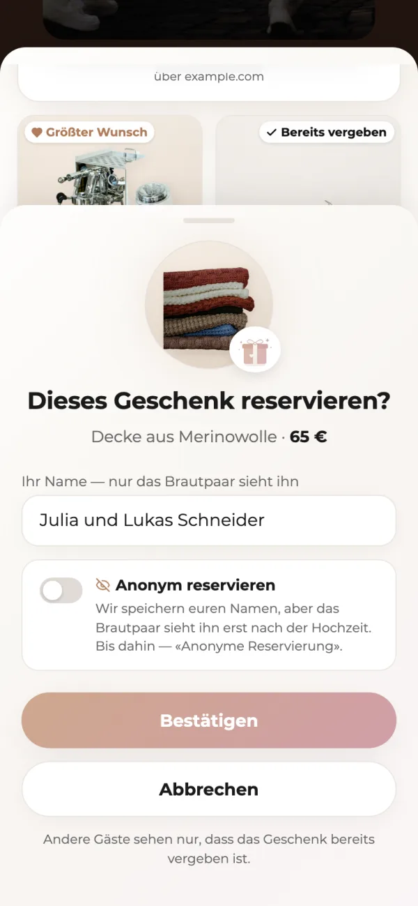 Das Fenster „Dieses Geschenk reservieren?“ im Handy eines Gastes: die Decke mit Preis, ein ausgefülltes Namensfeld, der Schalter „Anonym reservieren“ und die Schaltflächen „Bestätigen“ und „Abbrechen“