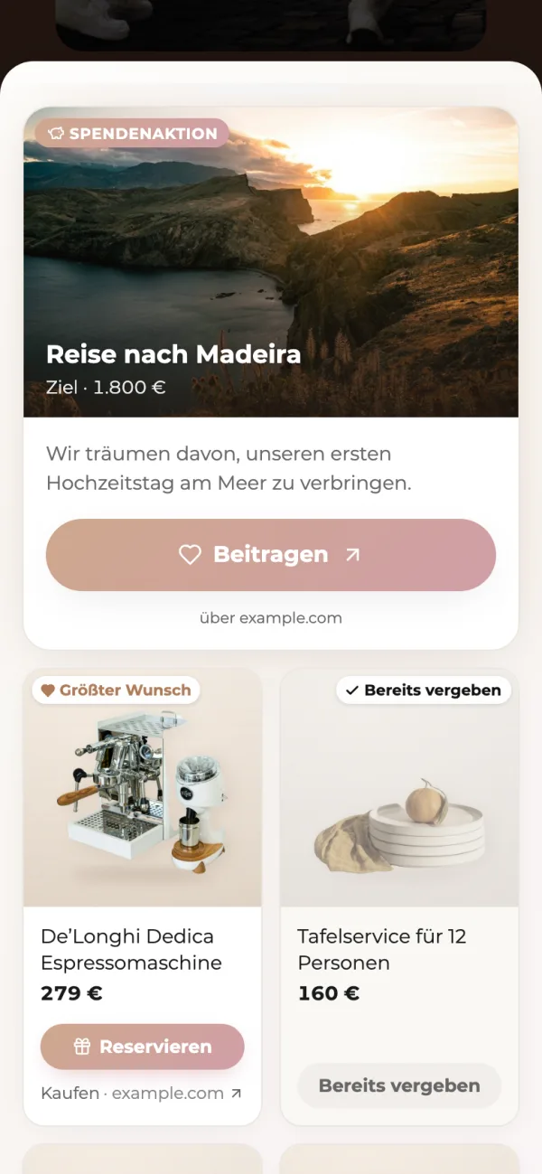 Die Geschenkliste im Handy eines Gastes: Karte einer Spendenkasse für eine Reise mit der Schaltfläche „Beitragen“, eine Espressomaschine mit „Größter Wunsch“ und ein Tafelservice mit „Bereits vergeben“